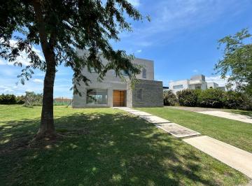 Casa · 175m² · 5 Ambientes · 2 Cocheras · Hermosa Casa en Venta Canton Islas Lote Interno