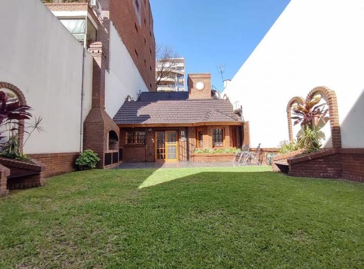 Casa · 242m² · 5 Ambientes · 1 Cochera