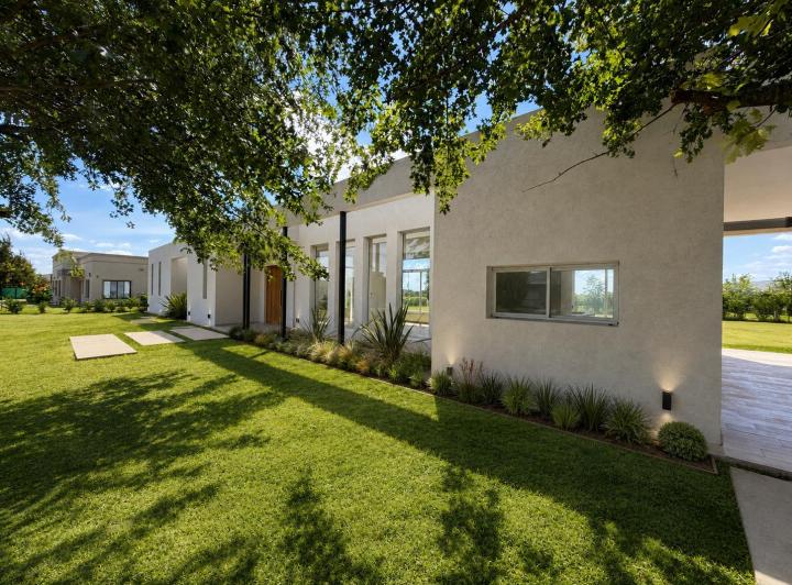 Casa · 260m² · 4 Dormitorios · 2 Cocheras