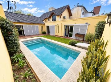 Casa · 273m² · 7 Ambientes · 2 Cocheras · Casa en Jardines del Jockey 4 Dorm. y Pileta
