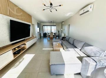 Casa · 179m² · 4 Ambientes · 1 Cochera · Casa en Venta 4 Ambientes con Pileta en Magallanes