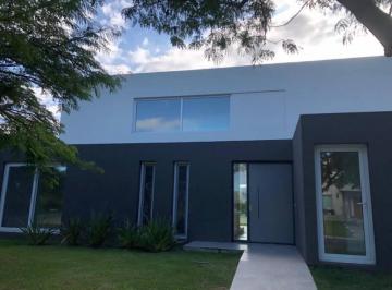 Casa · 230m² · 3 Dormitorios · Impecable Casa Moderna en Esquina en Los Lagos Nordelta