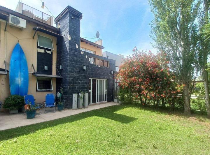 Casa · 232m² · 5 Ambientes · 1 Cochera