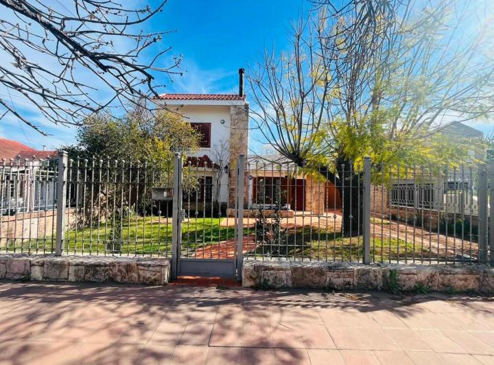 Casa · 250m² · 6 Ambientes · 3 Cocheras