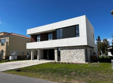 Casa de 5 ambientes, Berazategui · Casa en Venta y Alquiler | Greenville Polo & Resort