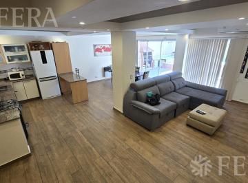 Casa · 220m² · 5 Ambientes · 1 Cochera · Venta Casa 5 Ambientes con Cochera en Sarandi