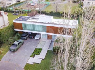 Casa · 354m² · 6 Ambientes · 3 Cocheras · Casa en Venta. 6 Ambientes, 4 Dorm. en Suite en La Lomada de Pilar