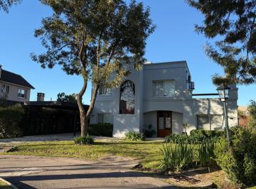 Casa · 205m² · 6 Ambientes · 1 Cochera · Casa en Venta Los Tacos