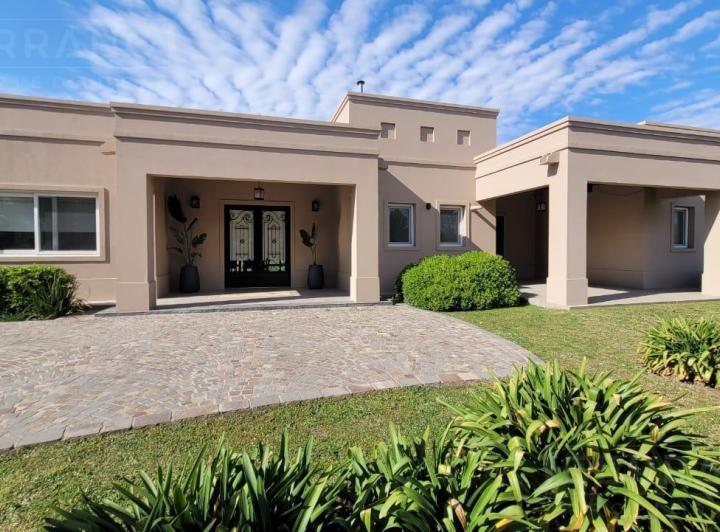 Casa · 266m² · 4 Ambientes · 2 Cocheras