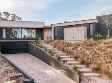Casa · 225m² · 4 Ambientes · 2 Cocheras · Casa en Venta de 3 Hab. con Pileta en Costa Esmeralda, Barrio Ecuestre