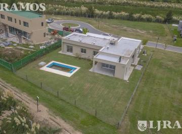 Casa · 143m² · 5 Ambientes · 4 Cocheras · Casa en El Naudir Mb