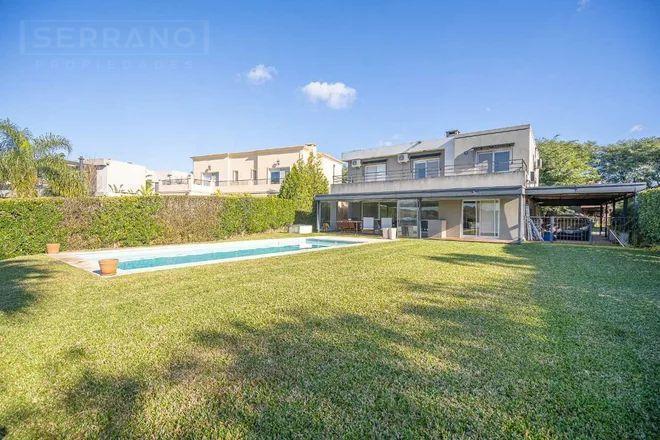 Casa · 250m² · 7 Ambientes · 3 Cocheras