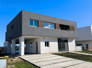 Casa · 219m² · 6 Ambientes · 2 Cocheras · Venta Casa 7 Ambientes con Salida a La Laguna en San Sebastián, Escobar