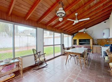 Casa · 330m² · 4 Ambientes · 2 Cocheras · Casa Lote Propio con Doble Vivienda, Jardín Quincho
