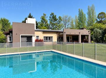 Casa · 131m² · 4 Ambientes · 2 Cocheras · Venta Casa 4 Ambientes en Barrio Parque Sakura, Exaltacion de La Cruz. Apto Crédito.