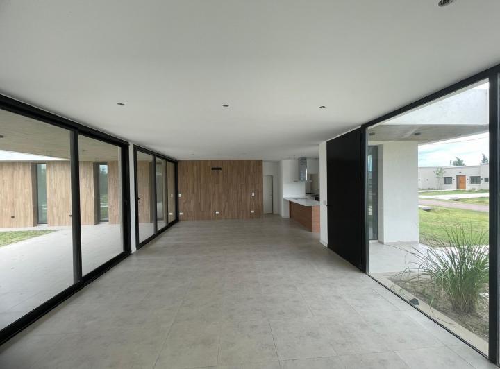 Casa · 200m² · 4 Ambientes · 2 Cocheras