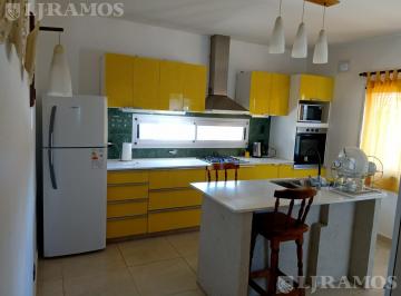 Casa · 150m² · 5 Ambientes · 2 Cocheras · Casa en Área 12 de San Sebastián con Hermoso Pulmón Al Verde Mb