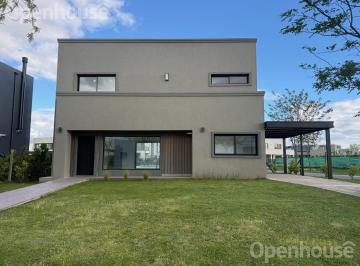 Casa · 169m² · 4 Ambientes · 2 Cocheras · Oportunidad! Casa en Barrio San Pablo con Piscina!