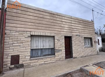 Casa · 200m² · 3 Ambientes · 1 Cochera · Casa con Departamento en Cipolletti