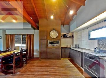 Casa · 160m² · 5 Ambientes · Casa de 3 Dorm., Refaccionada con Jardín y Terraza, Cochera!