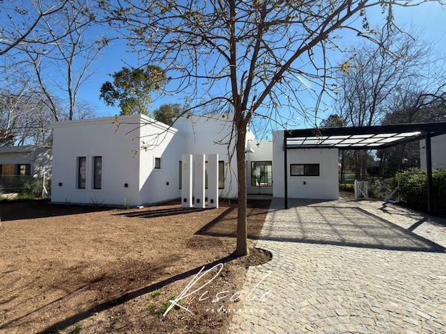 Casa · 182m² · 6 Ambientes · 2 Cocheras