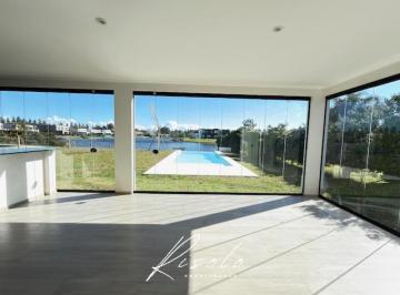 Casa · 180m² · 7 Ambientes · Casas con Pileta, 4 Dorm.. Pileta, Cerramiento Galeria. Laguna. Barrio Cerrado. Escobar