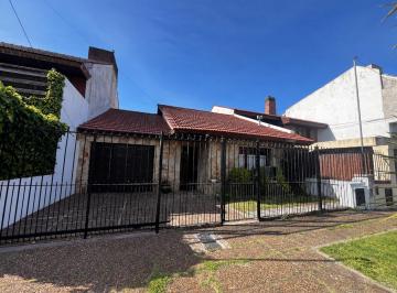 Casa · 140m² · 4 Ambientes · 2 Cocheras · Chalet en Alquiler por 24 Meses 3 Amb. Parque - Quincho - Cochera - Parque Luro