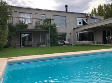 Casa · 420m² · 8 Ambientes · 2 Cocheras · Casa en Barrio Bocahue