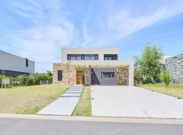 Casa · 210m² · 5 Ambientes · 2 Cocheras · Venta Casa en Terralagos Tres Cuartos