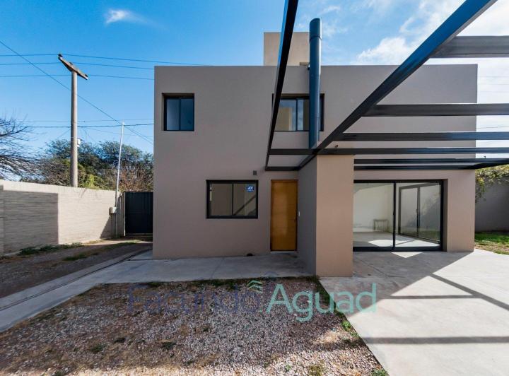 Casa · 80m² · 2 Ambientes · 2 Cocheras