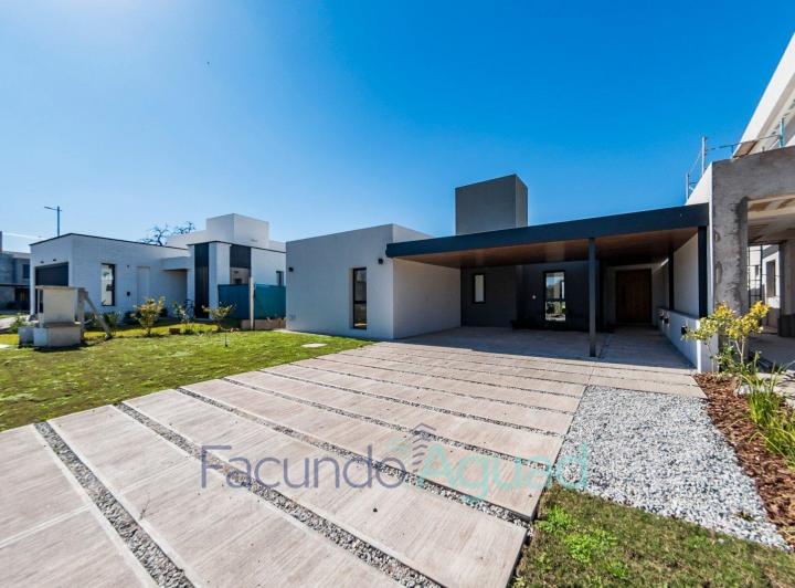 Casa · 135m² · 3 Ambientes · 2 Cocheras