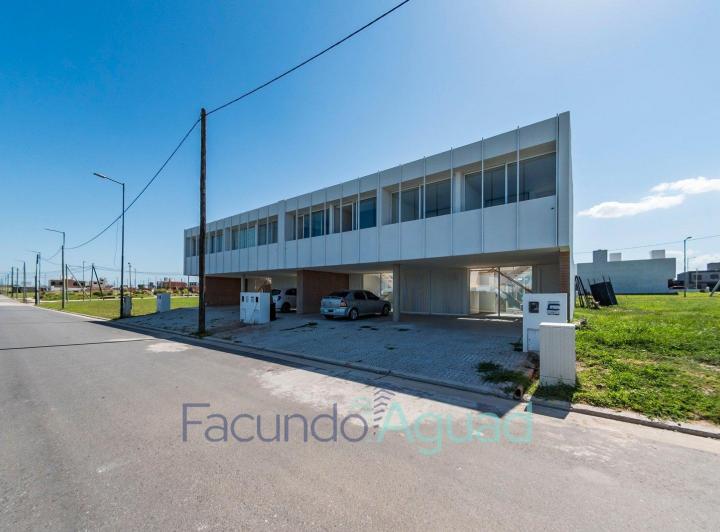Casa · 80m² · 2 Ambientes · 2 Cocheras