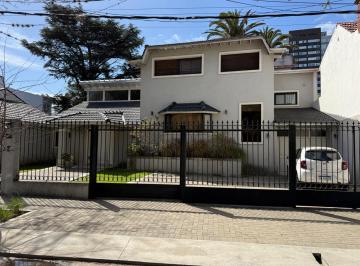 Casa · 374m² · 6 Ambientes · 5 Cocheras · Casa en Venta en Vicente López 5 Dorm. Gran Recepción con Jardín y Pileta