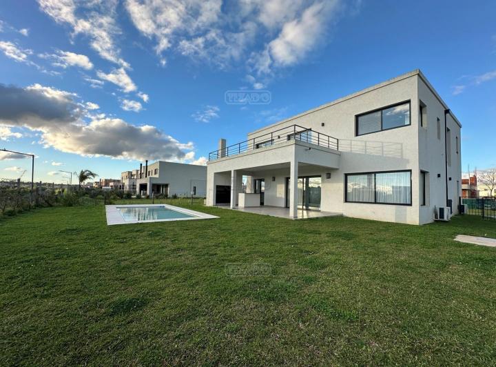 Casa · 246m² · 7 Ambientes · 1 Cochera