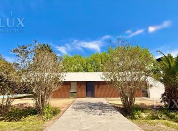 Casa · 145m² · 5 Ambientes · 8 Cocheras · Casa a La Venta en Nautico Escobar
