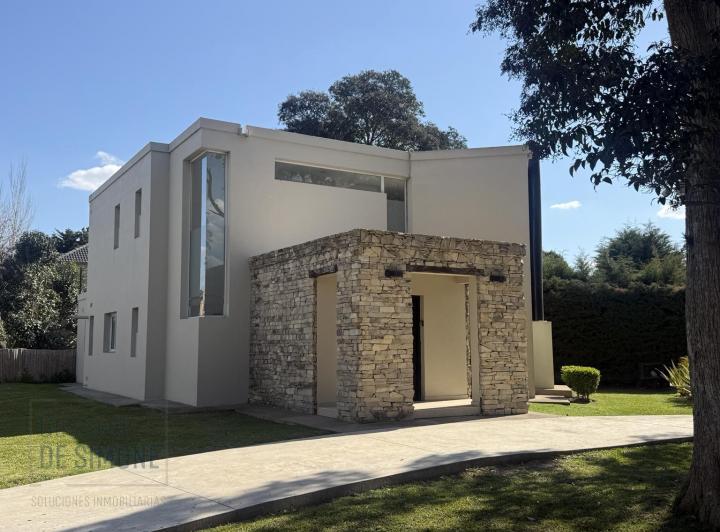 Casa · 300m² · 5 Ambientes · 4 Cocheras