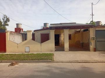 Casa · 80m² · 4 Ambientes · 1 Cochera · Venta de Casa de Barrio Excelente Estado