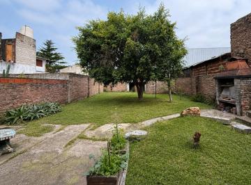 Casa de 3 ambientes, Tres de Febrero · Lote Propio de 306 m² con Gran Potencial Constructivo – Zonificación R2a1 Mixta – Caseros