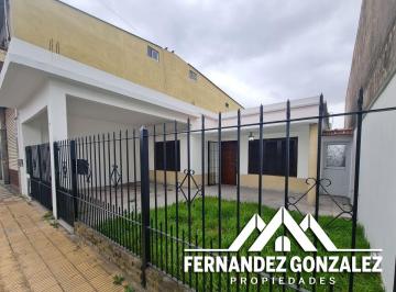 Casa de 3 ambientes, Lanús · Casa en Alquiler de 3 Ambientes con Entrada de Autos y Fondo Libre en Remedios de Escalada