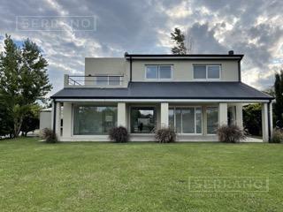 Casa · 200m² · 4 Ambientes · 2 Cocheras · Casa Al Lago en Venta con Renta de 3 Dorm y Pileta en San Marco, Villanueva, Tigre