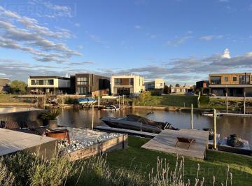 Casa · 300m² · 5 Ambientes · 15 Cocheras · Venta Casa con Amarra Propia y Espacio Amplio Para Varios Autos en Villanueva