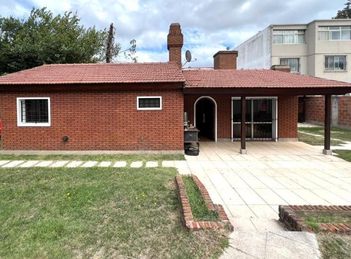 Casa · 100m² · 4 Ambientes · 3 Cocheras