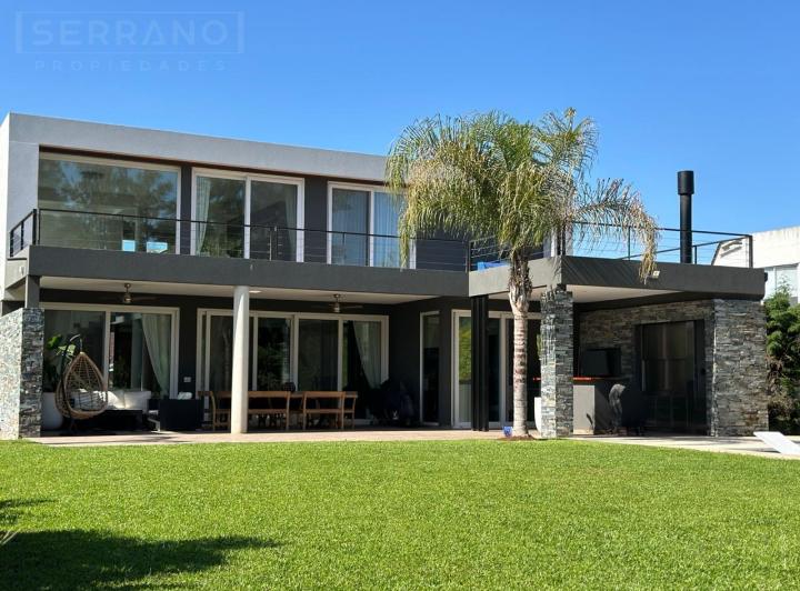 Casa · 345m² · 6 Ambientes · 3 Cocheras