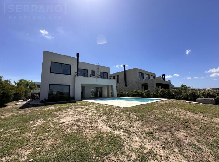 Casa · 226m² · 6 Ambientes · 2 Cocheras