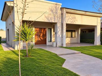 Casa · 220m² · 12 Ambientes · 2 Cocheras · Casa en Barrio Privado Pinar del Sol I