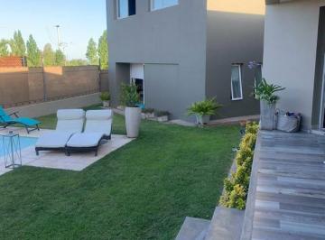 Casa · 317m² · 3 Dormitorios · 2 Cocheras · Casa en Venta en Barrio La Bastilla