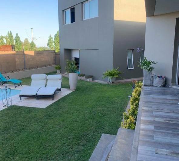 Casa · 317m² · 3 Dormitorios · 2 Cocheras