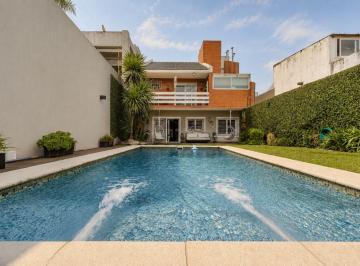 Casa · 245m² · 5 Ambientes · 2 Cocheras · Casa Venta 5 Amb Jard. Qcho. Pileta Plaza Arenales