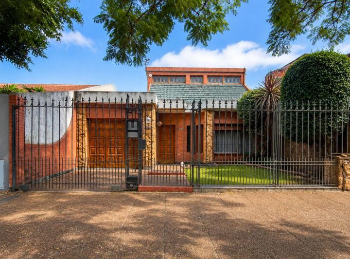 Casa · 138m² · 5 Ambientes · 2 Cocheras
