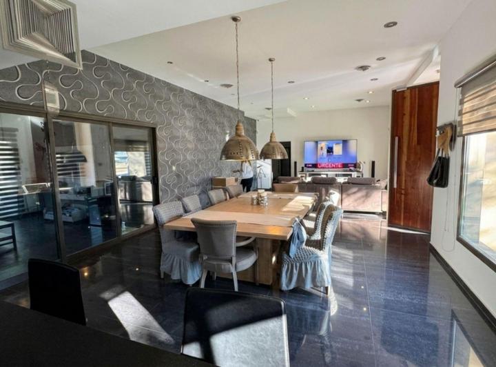 Casa · 220m² · 10 Ambientes · 2 Cocheras